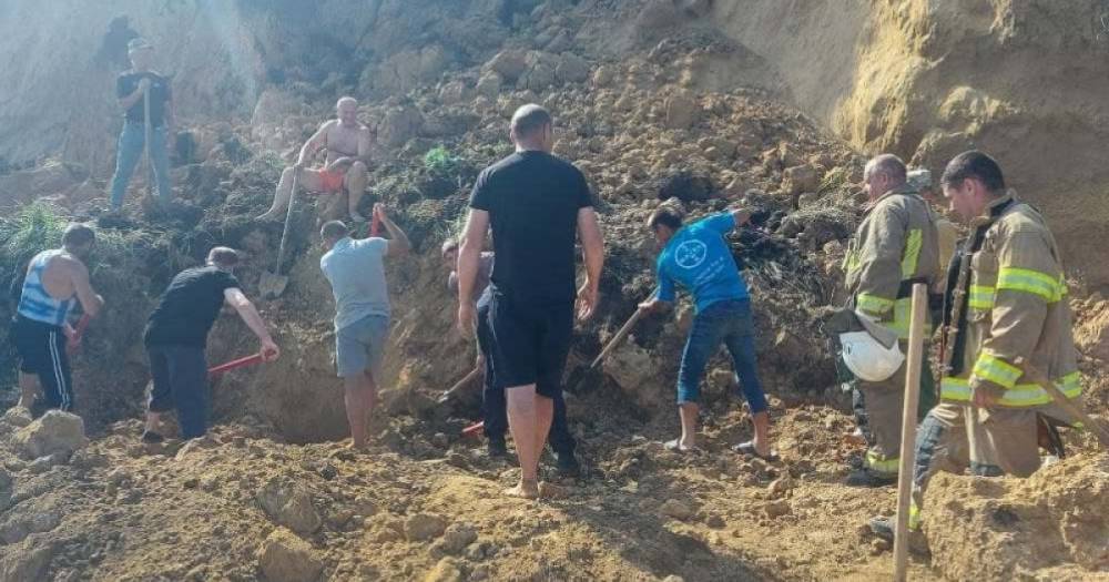 Под завалами могут быть люди: в Одесской области на пляже произошел масштабный оползень (видео)