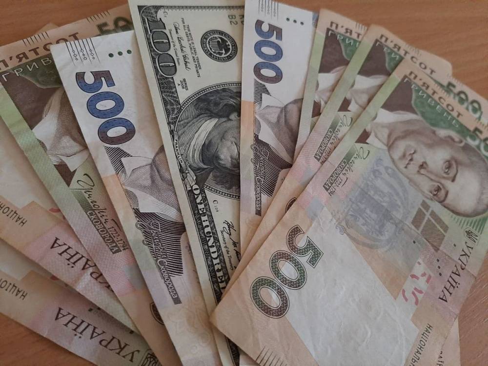 Доллару оказывать предпочтение не стоит: украинцам рассказали, в какой валюте лучше хранить сбережения
