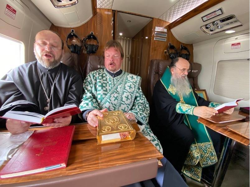 Митрополит Варсонофий облетел Петербург на вертолете с молебном в защиту от коронавируса