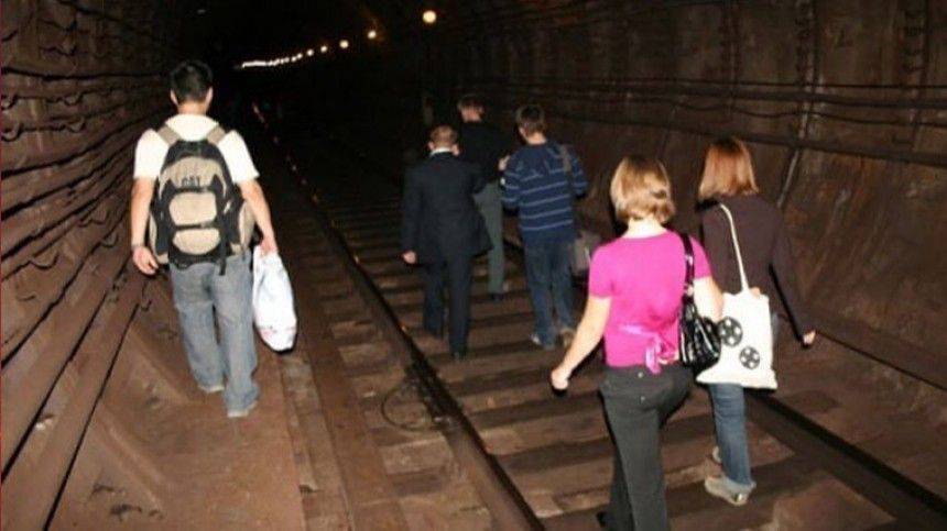 «Пойдем до «Фрунзенской» — видео эвакуации пассажиров по тоннелю метро Петербурга