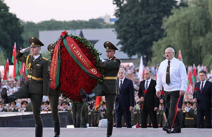 Президент возложил венок к Вечному огню на площади Церемониалов Брестской крепости