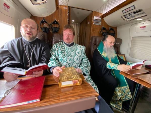 Петербургский митрополит Варсонофий совершил "молитвенный облет" города на вертолете