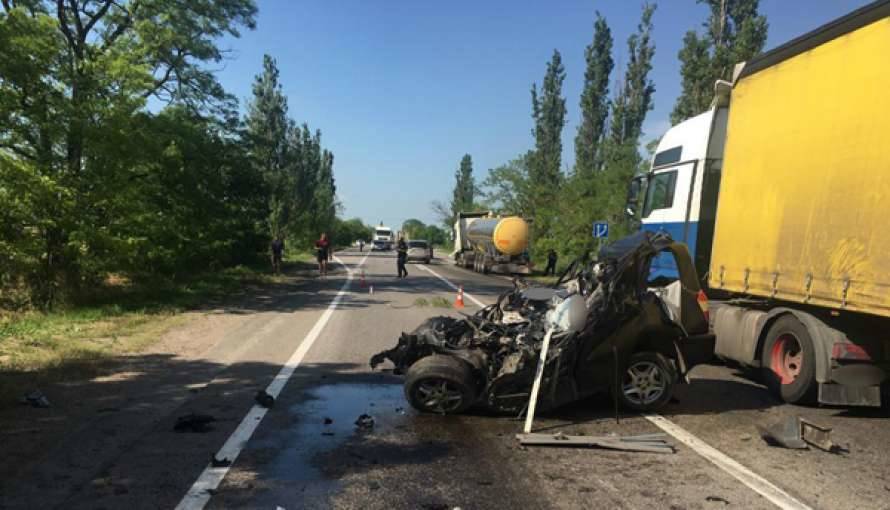 На Николаевщине в смертельном ДТП столкнулись три автомобиля и фура