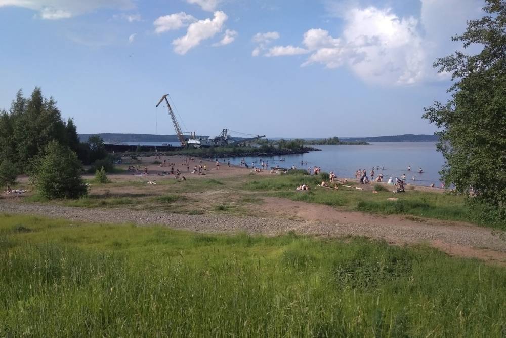 Жители Петрозаводска продолжают купаться на пляже, где утонули трое подростков