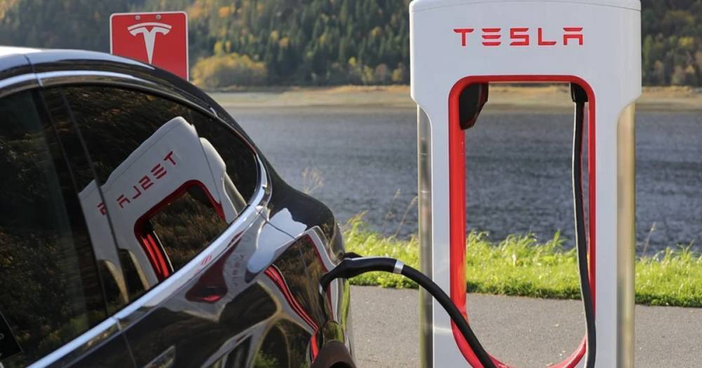 Tesla установила зарядные станции вдоль Великого шелкового пути