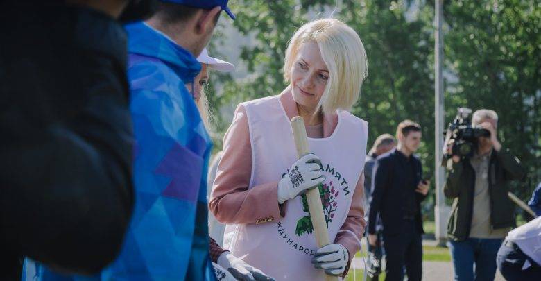 Вице-премьер Абрамченко приняла участие в акции "Сад памяти" в Красноярске