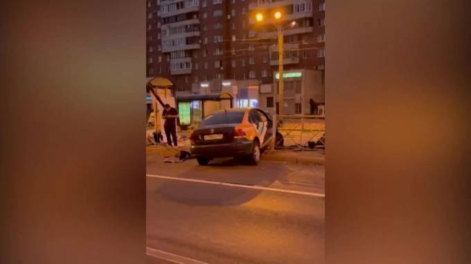 Водитель каршеринга влетел в трамвайную остановку на улице Савушкина