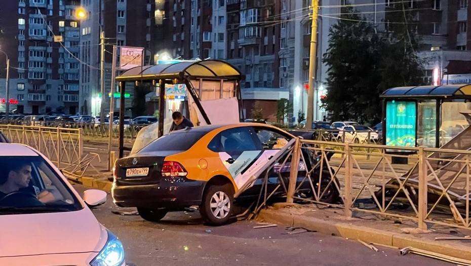 Надругался над остановкой: водитель каршеринга устроил погром на Савушкина