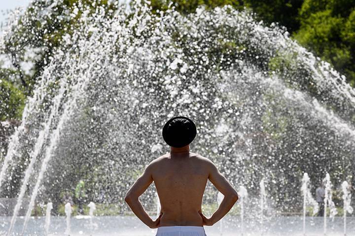 Врачи перечислили самые опасные способы защиты от жары