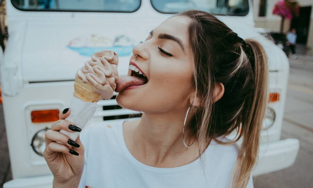 Диетолог рассказала, какое мороженое полезнее всего есть в жару
