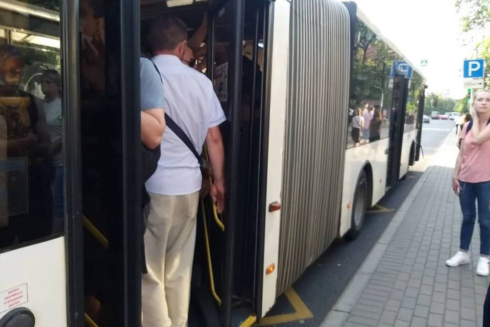Трамваи и бесплатные автобусы помогли справиться с коллапсом на синей ветке метро