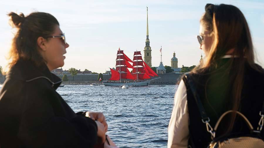 Власти Петербурга призвали присоединиться к празднику «Алые паруса» онлайн