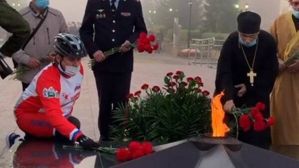 Мэр Тобольска пришел возлагать цветы к памятнику погибшим в Великой Отечественной войне в лосинах и шлеме