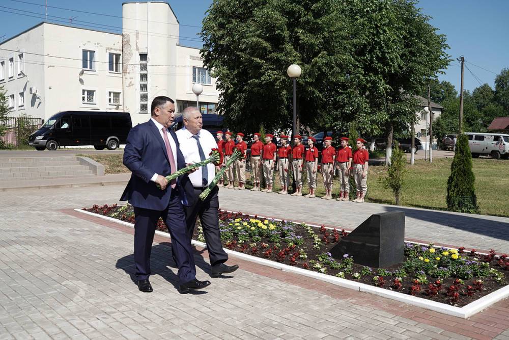Губернатор Тверской области возложил цветы в Андреаполе