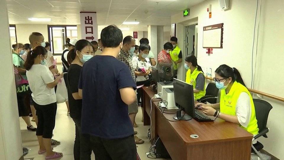 В Китае продолжают соблюдать меры контроля за коронавирусом, несмотря на спад пандемии