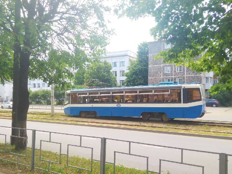 В Смоленске с рельсов сошел трамвай с пассажирами