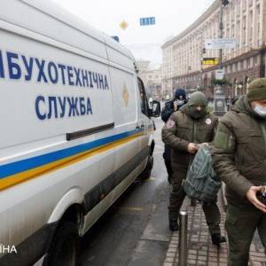 В Киеве проверяют сообщения о минировании вокзалов, гостиниц и ТРЦ