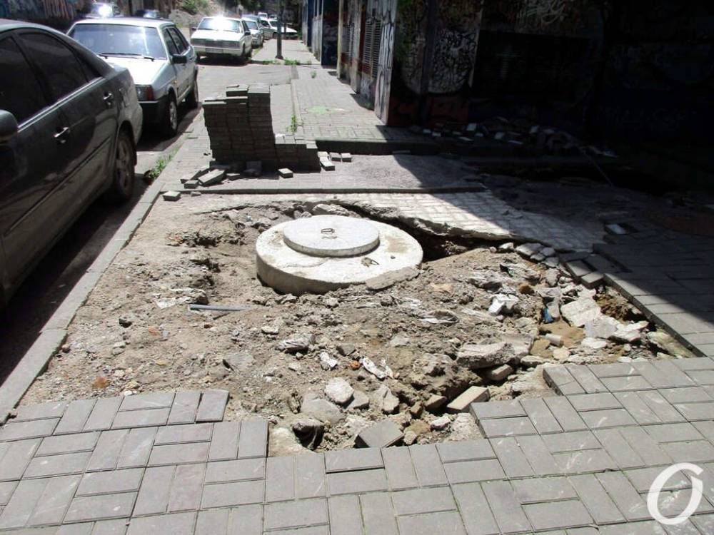 Одесский Деволановский спуск после ливней: ремонт продолжается, разруха пугает, а брусчатки все больше (фоторепортаж)