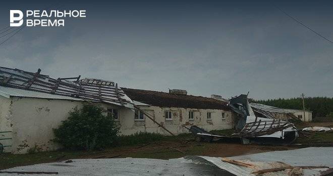 В Татарстане сильный ветер разрушил крыши зданий — фото