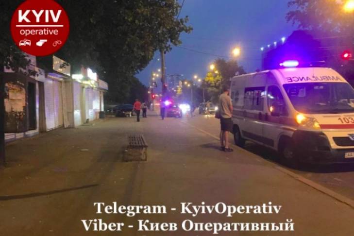 В Киеве из-за ДТП авто отбросило на тротуар: травмированы двое пешеходов