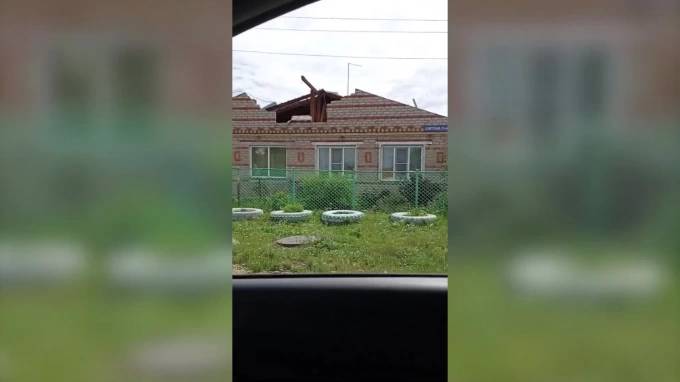 В Башкирии ураганный ветер сорвал крыши с домов