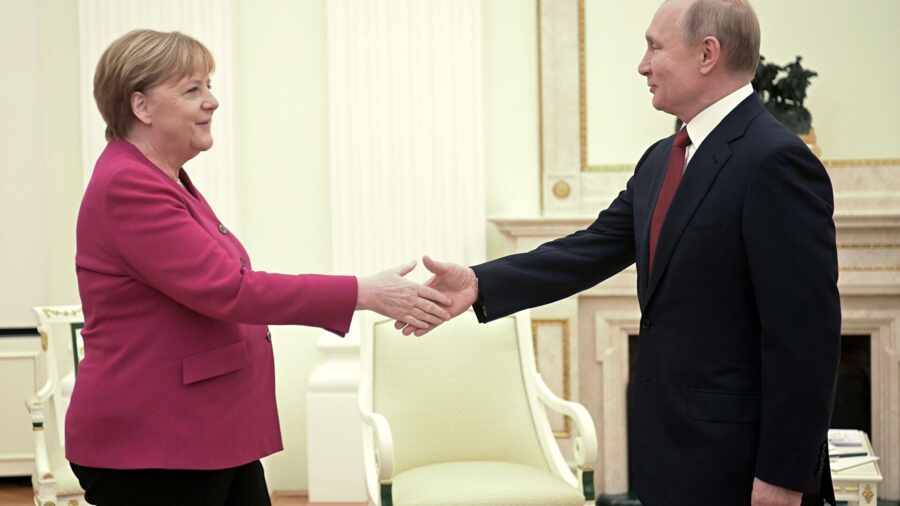 Канцлер Германии призвала США и Европу продолжать диалог с Россией