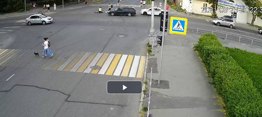 Лежит в крови: велосипедист попал под колеса автомобиля в центре Петрозаводска