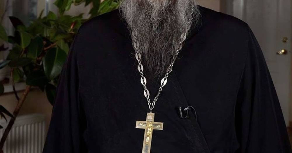 В Греции священник облил кислотой семерых митрополитов и полицейского
