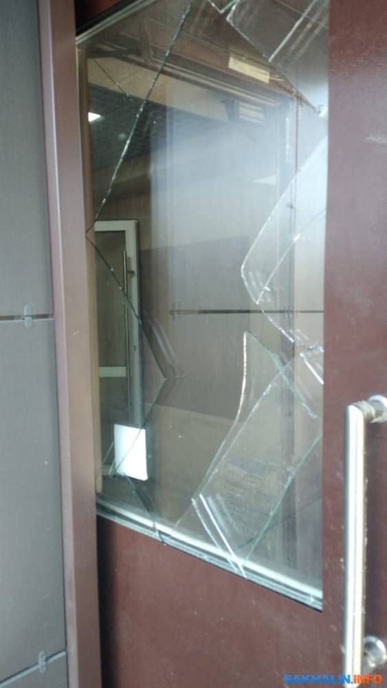 Вандалы сломали дверь и разбили стекло в новостройке на Сахалине