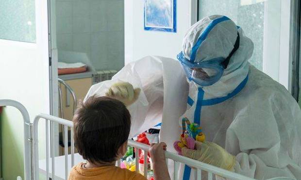 ВОЗ впервые дала рекомендацию прививать от коронавируса детей и подростков