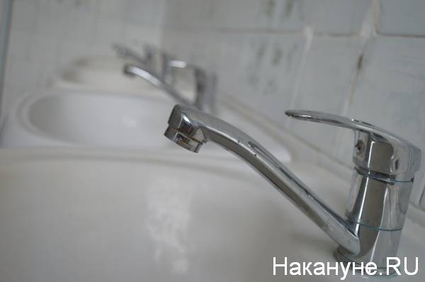 "Даже руки не помыть". Жители южноуральского поселка пожаловались на проблемы с водоснабжением