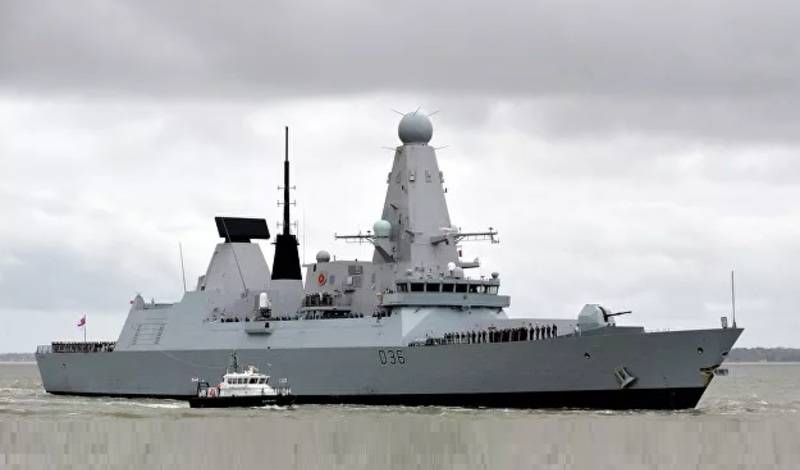 Российский корабль открыл предупредительную стрельбу по британскому эсминцу