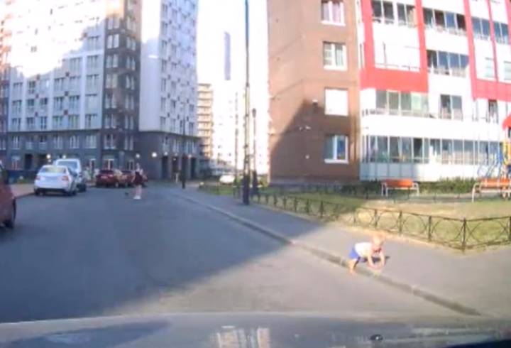 Видео: в Кудрово малыш выполз на дорогу и едва не попал под машину