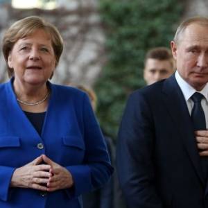 Меркель заявила о необходимости диалога с Путиным