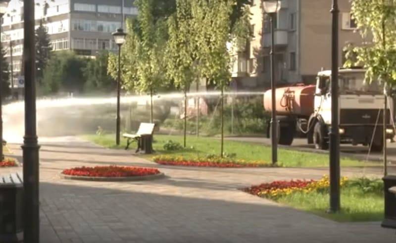 В Смоленске из-за жары усиленно поливают зеленые насаждения