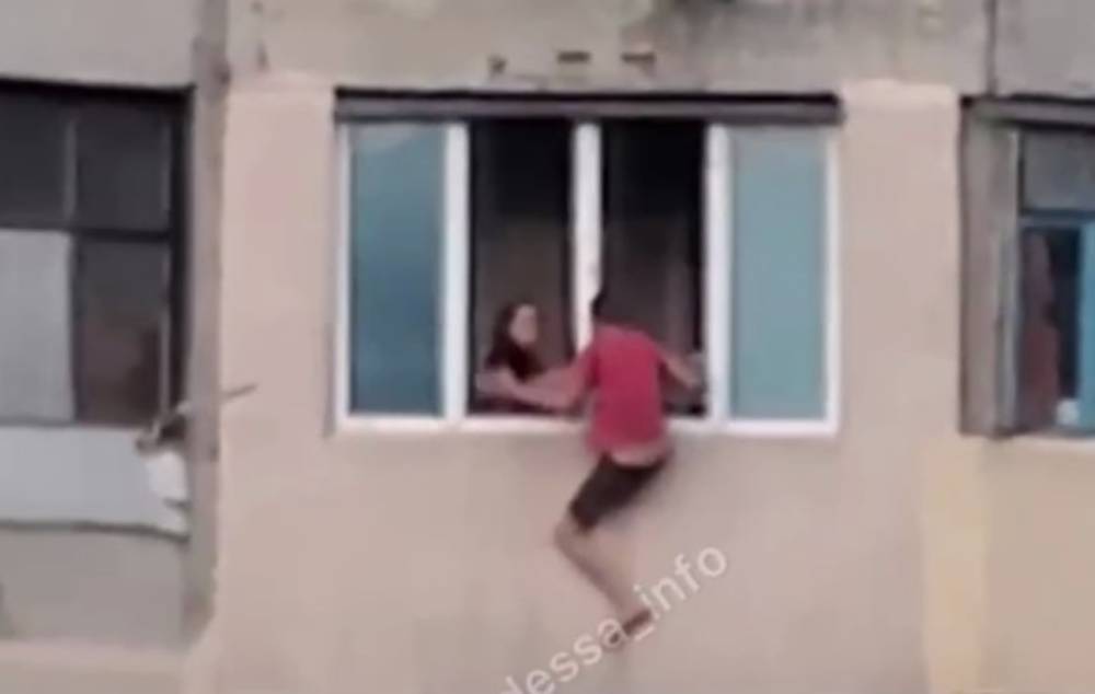 Мужчина решил выйти из окна на 8-ом этаже в одесской высотке: видео