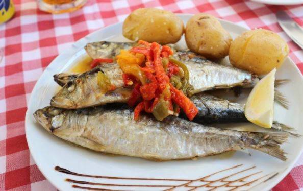 Россиянам назвали продукты, которые не рекомендуется употреблять вместе с рыбой