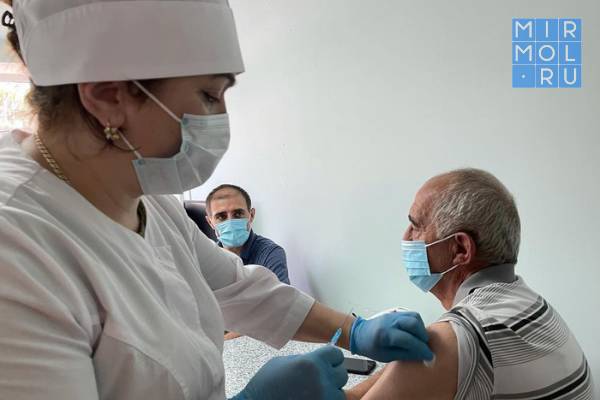 Главный врач Агульской ЦРБ привился от коронавируса