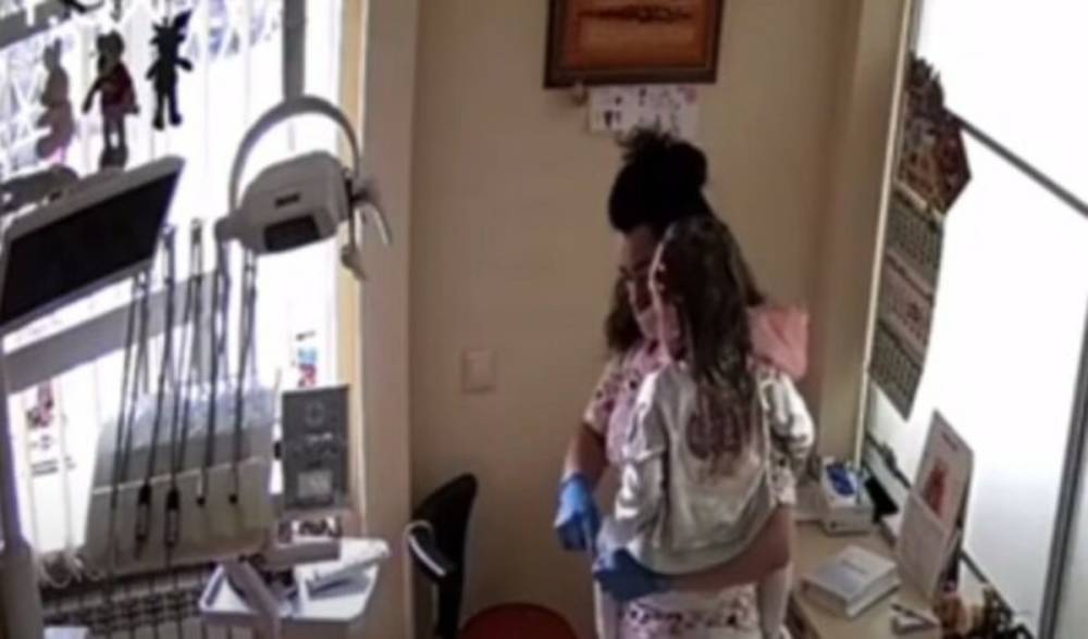 Била и издевалась над детьми: стоматолог из Ровно вновь принимает пациентов, места расписаны на недели