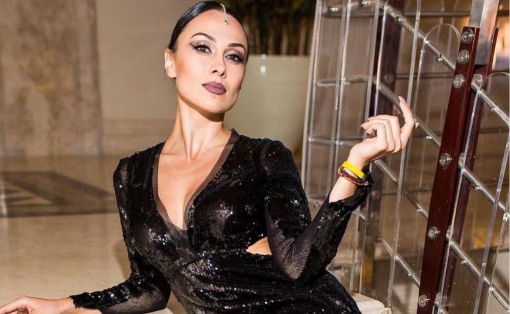 Экс-Nikita Кумейко приспустила платье с плеч, устроив настоящую "жаришку": "Знойная женщина"