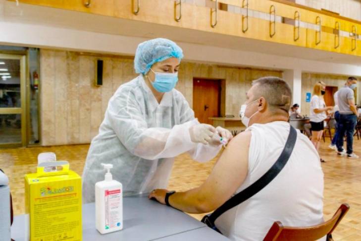 Шмыгаль поручил открыть центры массовой вакцинации населения от COVID-19 по меньшей мере в каждом районе