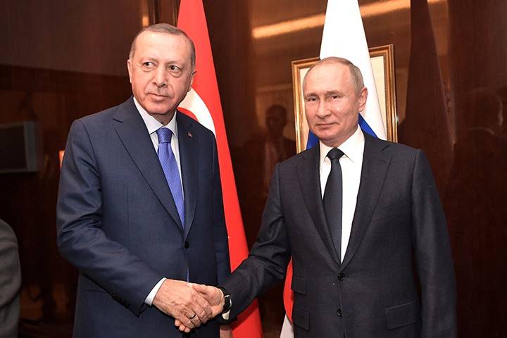 Эрдоган выразил Путину признательность за возобновление полетов и поставки «Спутника V»