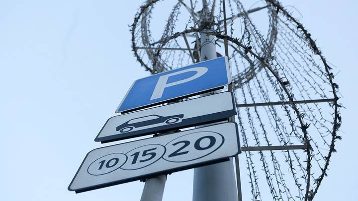 Платные парковки временно закроют на шести улицах в центре Москвы