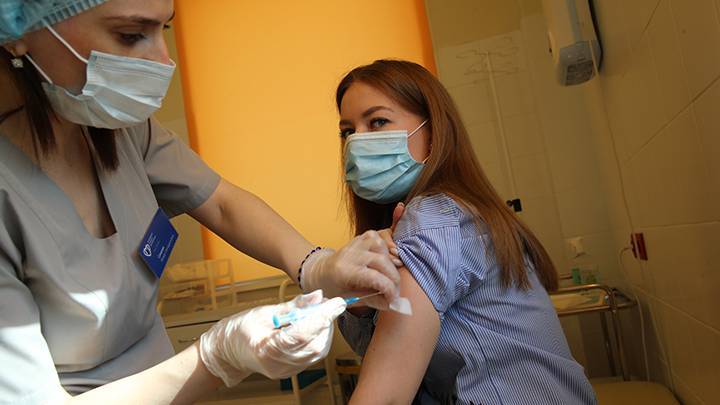 Центры вакцинации от COVID-19 заработали в 19 детских поликлиниках