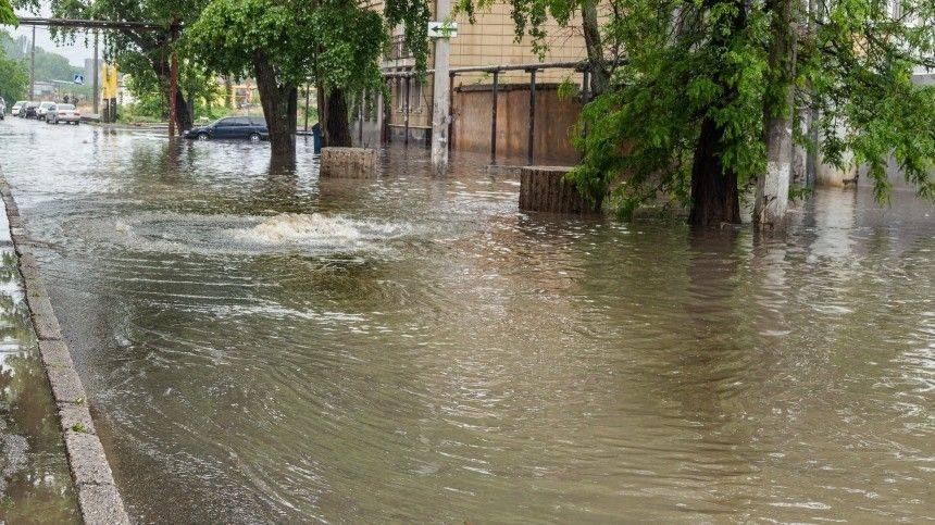 Потопы и торнадо: непогода продолжает пугать жителей российских регионов