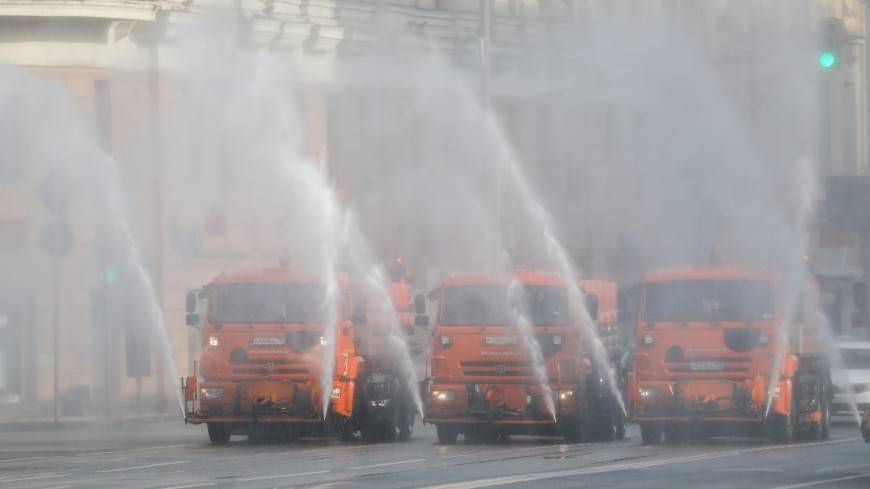 В Москве из-за жары усилили промывку дорог и тротуаров