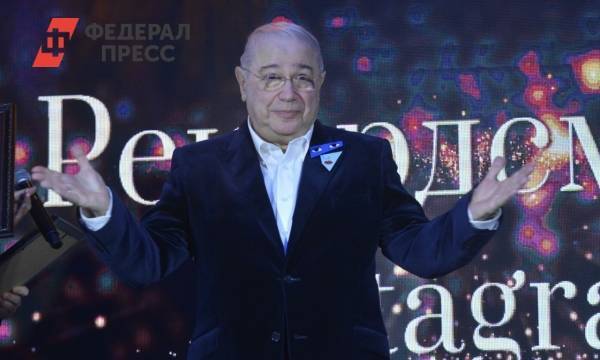 75-летний Евгений Петросян похвастался обнаженным торсом