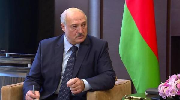 “Показать этим мерзавцам”: Лукашенко допустил введение военного положения