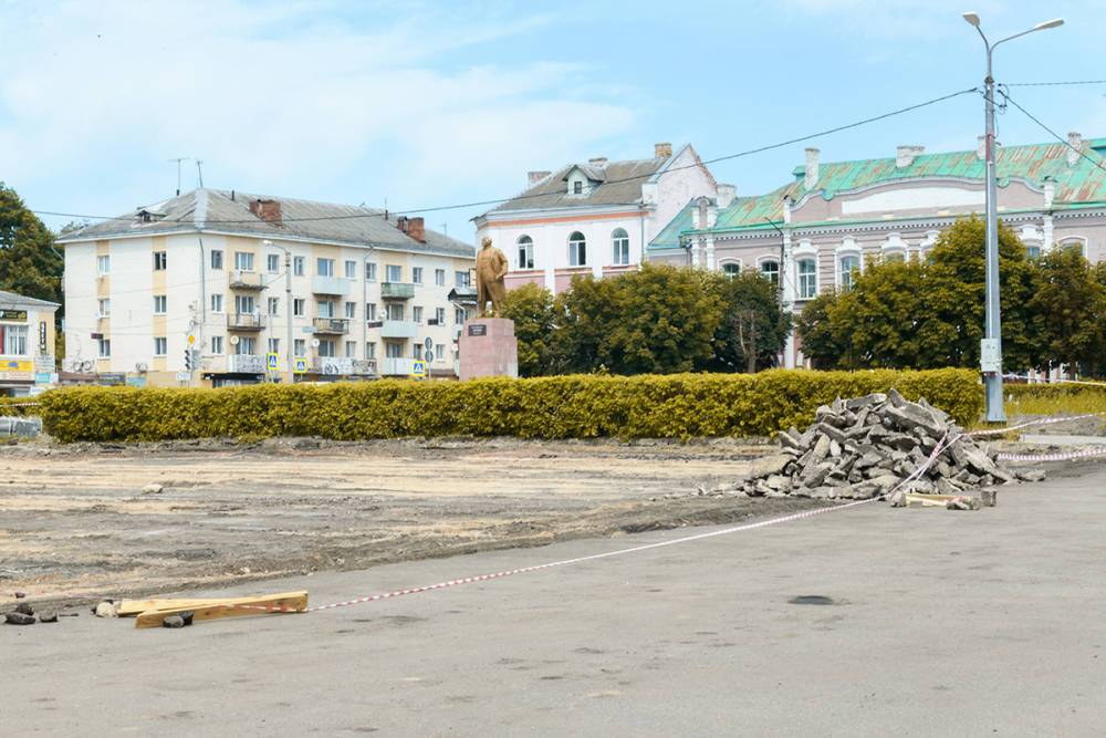 На площади Ленина в центре Рославля сняли асфальт