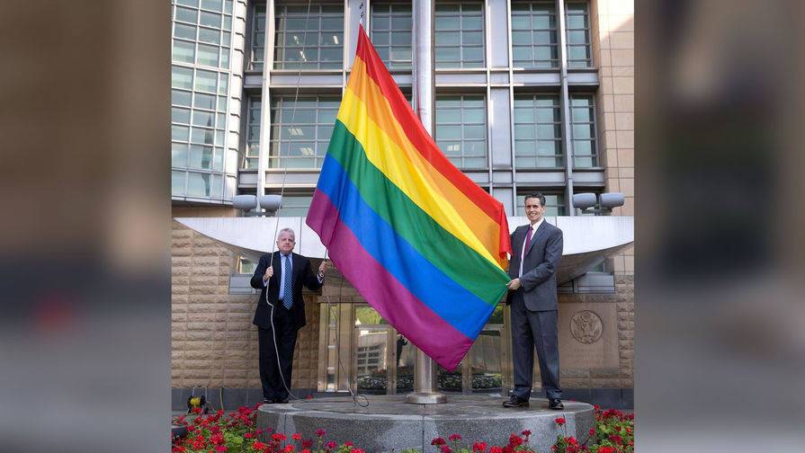 Посольство США вывесило радужный флаг